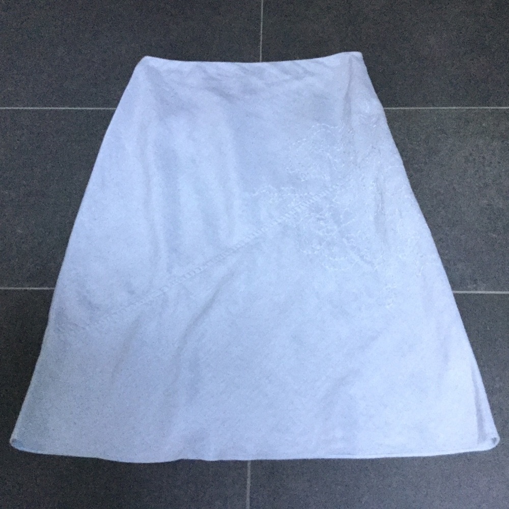 Banana Republic pretty pale blue linen skirt with flower detail